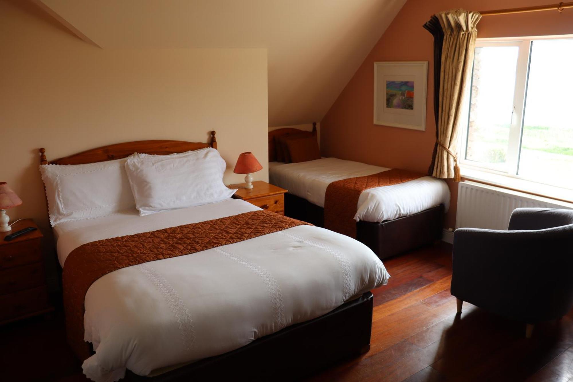 The Old Pier Guest Accommodation, Bed Only, No Breakfast Ballydavid Экстерьер фото